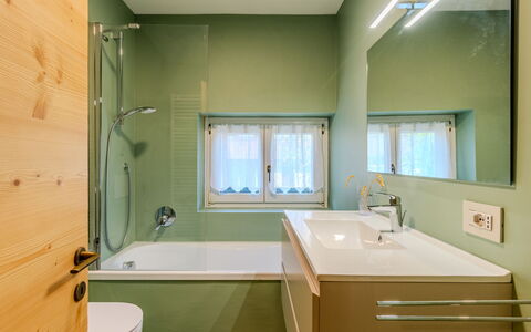 Dorian: Badezimmer, Armatur, Interior Design, Flooring, Fussboden, Zapfhahn, Decke, Badewanne, Installation, Sinken