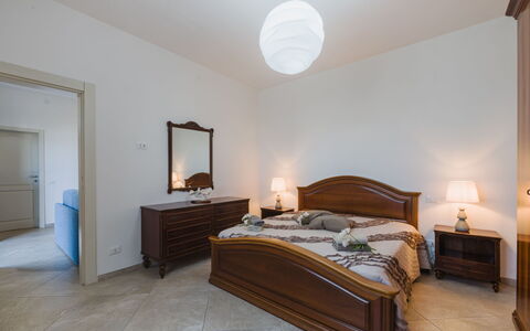 L'Edera e Il Mare: Möbel, Bett, Interior Design, Schlafzimmer, Flooring, Fussboden, Bettdecke, Holz, Decke, Zimmer