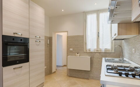 L'Edera e Il Mare: Küche, Countertop, Flooring, Küchengerät, Major Appliance, Interior Design, Holz, Cabinetry, Fussboden, Decke