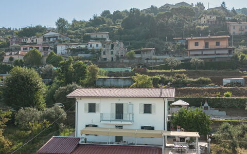 L'Edera e Il Mare: Wohngebiet, Haus, Zuhause, Dach, Menschliche Siedlung, Ländliches Gebiet, Balkon, Dorf, Vorort, Hütte