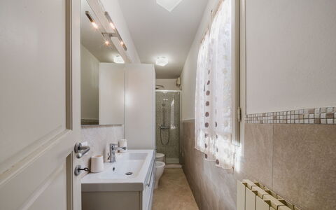 L'Edera e Il Mare: Badezimmer, Flooring, Armatur, Interior Design, Wand, Fussboden, Decke, Bad Sink, Sinken, Zapfhahn