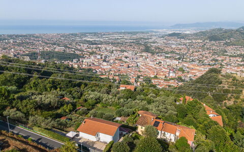 L'Edera e Il Mare: Daytime, Wohngebiet, Stadtgebiet, Horizont, Landschaft, Nachbarschaft, Vogelperspektive, Vorort, Ländliches Gebiet, Grundstueck