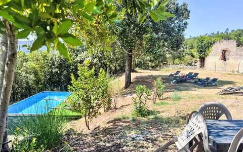 Pari 3: Baum, Schwimmbad, Garten, Schatten, Hinterhof, Gartenmöbel, Freizeit, Landscaping, Garten, Hazienda