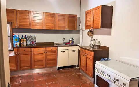 Pari 3: Cabinetry, Küche, Flooring, Countertop, Küchengerät, Möbel, Holz, Major Appliance, Schublade, Fussboden