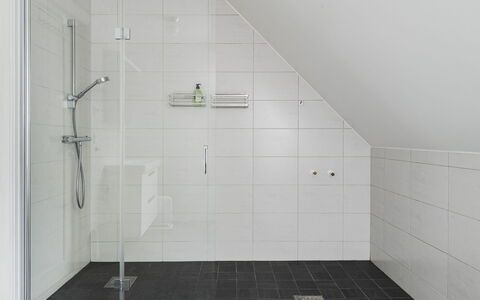 Björkfjärden: Flooring, Fussboden, Armatur, Fliese, Decke, Badezimmer, Installation, Dusche