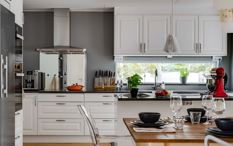 Björkfjärden: Küche, Countertop, Möbel, Küchengerät, Interior Design, Cabinetry, Flooring, Major Appliance, Zuhause, Light Fixture