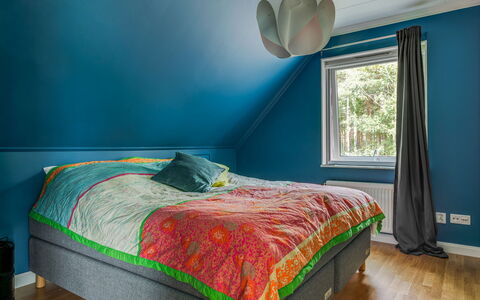 Björkfjärden: Schlafzimmer, Fussboden, Bett, Interior Design, Bedding, Bettdecke, Flooring, Bettrahmen, Linens, Zimmer