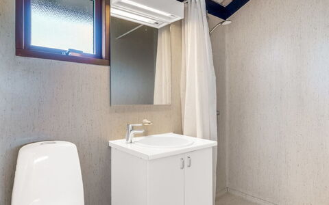 Anita - 400M from the Sea: Armatur, Wand, Sinken, Flooring, Bad Sink, Badezimmer, Fussboden, Interior Design, Zapfhahn, Decke