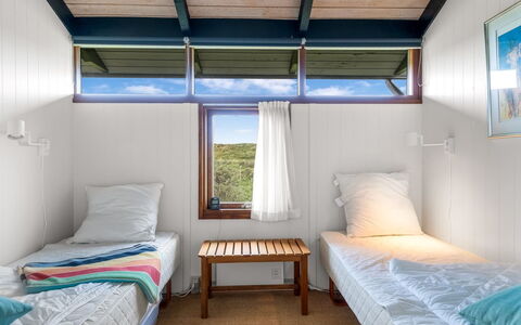 Anita - 400M from the Sea: Holz, Fussboden, Decke, Bettrahmen, Bett, Schlafzimmer, Hartholz, Holzbeize, Daylighting, Bedding