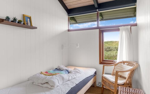 Anita - 400M from the Sea: Schlafzimmer, Interior Design, Bett, Decke, Fussboden, Bettdecke, Zuhause, Bedding, Bettrahmen, Zimmer