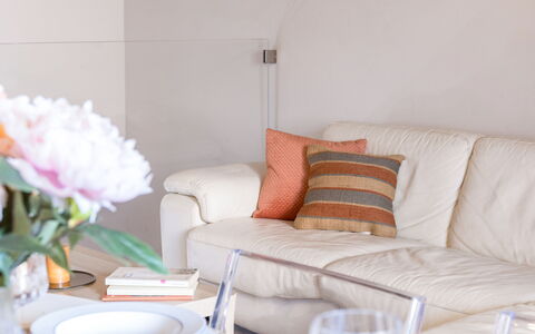 La Casa in Centro: Möbel, Interior Design, Textil, Zuhause, Couch, Beleuchtung, Rosa, Wohnzimmer, Tabelle, Schnittblumen