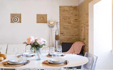 La Casa in Centro: Möbel, Interior Design, Wand, Stuhl, Flooring, Tabelle, Holz, Esszimmer, Küche & Esszimmer Tisch, Beleuchtung