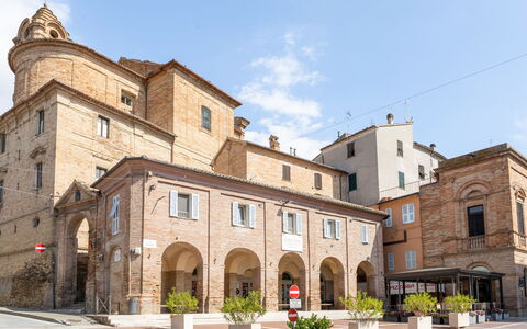 La Casa in Centro: Himmel, Fassade, \Stadt, Wahrzeichen, Bogen, Stadtplatz, Mittelalterliche Architektur, Plaza, Kloster, Kuppel