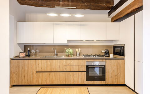 La Casa in Centro: Interior Design, Möbel, Küche, Countertop, Flooring, Holz, Cabinetry, Fussboden, Küchengerät, Zimmer
