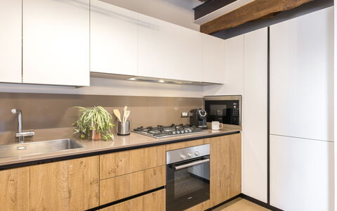 La Casa in Centro: Küche, Countertop, Interior Design, Holz, Flooring, Cabinetry, Möbel, Küchengerät, Fussboden, Major Appliance