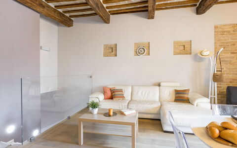 La Casa in Centro: Möbel, Interior Design, Flooring, Wand, Fussboden, Couch, Holz, Decke, Wohnzimmer, Zimmer