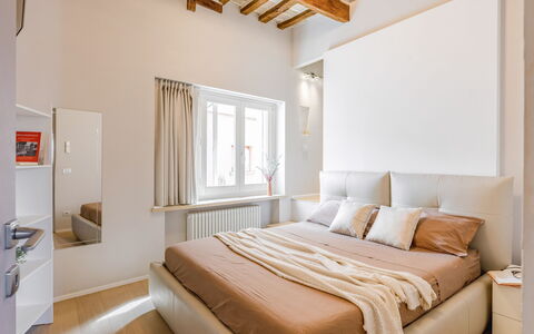 La Casa in Centro: Möbel, Bett, Interior Design, Schlafzimmer, Flooring, Fussboden, Wand, Zimmer, Holz, Bedding