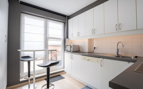Amielie with Lateral Seaview: Küche, Interior Design, Countertop, Flooring, Cabinetry, Holz, Küchengerät, Möbel, Fussboden, Decke