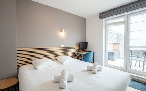 Amielie with Lateral Seaview: Holz, Wohnung, Schlafzimmer, Bett, Bedding, Holzbeize, Hartholz, Bettdecke, Linens, Planke