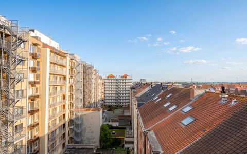 Amielie with Lateral Seaview: Gebäude, Daytime, Wand, Stadtgebiet, Stadt, Wohnung, Wohngebiet, Fassade, Metropolitan Area, Nachbarschaft