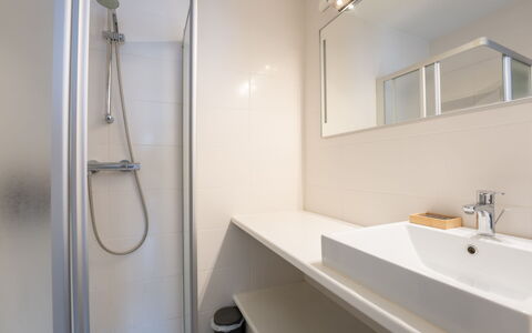 Amielie with Lateral Seaview: Badezimmer, Wand, Armatur, Flooring, Interior Design, Fussboden, Bad Sink, Zapfhahn, Installation, Sinken