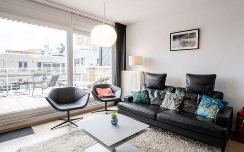Amielie with Lateral Seaview: Möbel, Interior Design, Flooring, Wand, Couch, Fussboden, Decke, Wohnzimmer, Zimmer, Wohnung