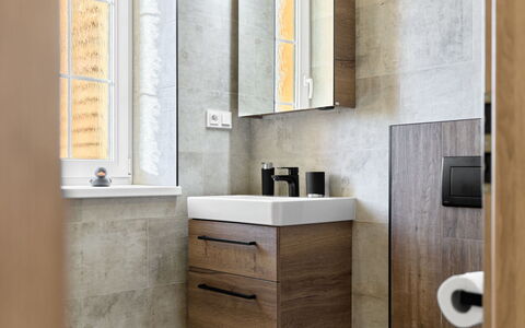 Kovářská 543: Wand, Flooring, Armatur, Interior Design, Fussboden, Badezimmerschrank, Badezimmer, Sinken, Bad Sink, Zapfhahn