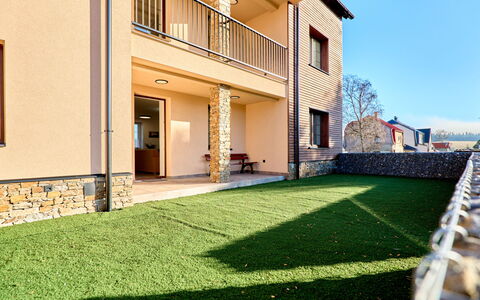 Kovářská 543: Rasen, Garten, Garten, Kunstrasen, Hinterhof, Hof, Landscaping, Balkon, Zaun, Auffahrt