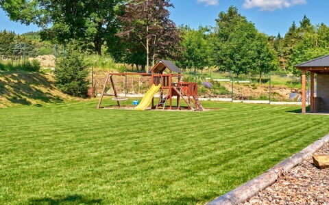 Kovářská 543: Gras, Garten, Rasen, Ground, Landscaping, Garten, Hinterhof, Kunstrasen, Park