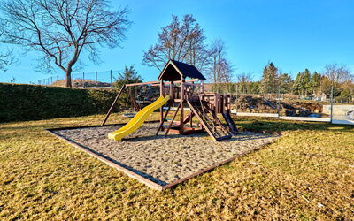 Kovářská 543: Spielplatz Rutsche, Spielmittel, Rutsche, Spielplatz, Schatten, Park, Garten, Landscaping