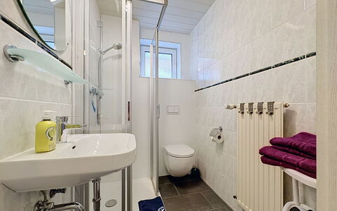 Meyer: Badezimmer, Armatur, Flooring, Bad Sink, Interior Design, Sinken, Fussboden, Toilette, Zapfhahn, Installation