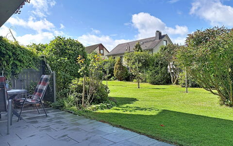 Meyer: Gras, Strauch, Garten, Flagstone, Grundstueck, Ground, Walkway, Rasen, Schatten
