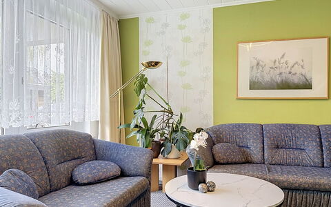 Meyer: Möbel, Interior Design, Couch, Flooring, Tabelle, Wohnzimmer, Fussboden, Textil, Zimmer, Beleuchtung
