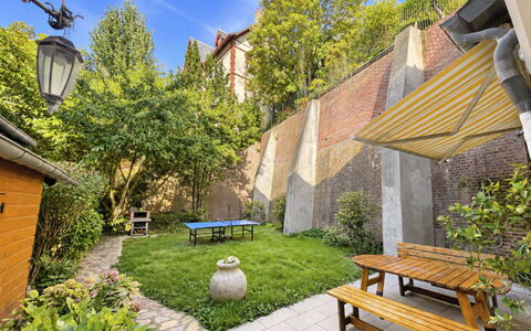 Le Vieux Chalet: Gartenmöbel, Strauch, Haus, Tisch Im Freien, Möbel, Zuhause, Garten, Rasen, Hinterhof, Estate