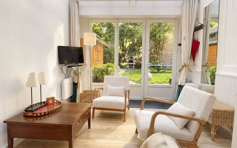 Le Vieux Chalet: Gartenmöbel, Strauch, Haus, Tisch Im Freien, Möbel, Zuhause, Garten, Rasen, Hinterhof, Estate