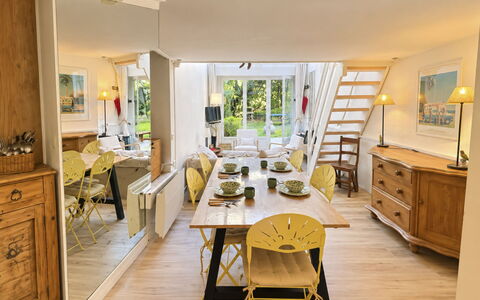 Le Vieux Chalet: Gartenmöbel, Strauch, Haus, Tisch Im Freien, Möbel, Zuhause, Garten, Rasen, Hinterhof, Estate