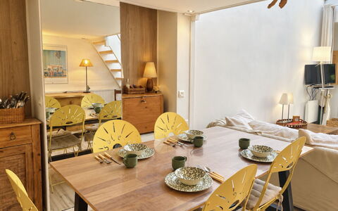 Le Vieux Chalet: Gartenmöbel, Strauch, Haus, Tisch Im Freien, Möbel, Zuhause, Garten, Rasen, Hinterhof, Estate