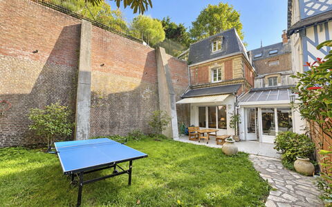 Le Vieux Chalet: Gartenmöbel, Strauch, Haus, Tisch Im Freien, Möbel, Zuhause, Garten, Rasen, Hinterhof, Estate