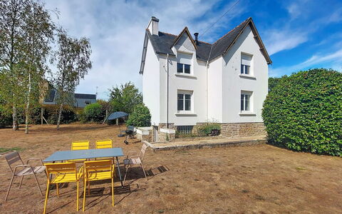 Ty Kernallec: Gartenmöbel, Strauch, Haus, Tisch Im Freien, Möbel, Zuhause, Garten, Rasen, Hinterhof, Estate