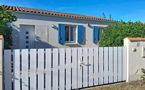 L'Ileau: Gartenmöbel, Strauch, Haus, Tisch Im Freien, Möbel, Zuhause, Garten, Rasen, Hinterhof, Estate