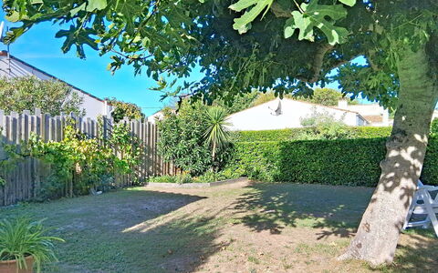 L'Ileau: Gartenmöbel, Strauch, Haus, Tisch Im Freien, Möbel, Zuhause, Garten, Rasen, Hinterhof, Estate
