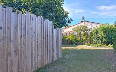 L'Ileau: Gartenmöbel, Strauch, Haus, Tisch Im Freien, Möbel, Zuhause, Garten, Rasen, Hinterhof, Estate