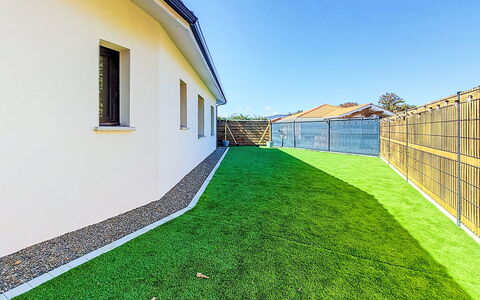 Villa Moorea: Gartenmöbel, Strauch, Haus, Tisch Im Freien, Möbel, Zuhause, Garten, Rasen, Hinterhof, Estate