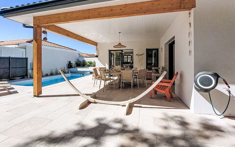 Villa Moorea: Gartenmöbel, Strauch, Haus, Tisch Im Freien, Möbel, Zuhause, Garten, Rasen, Hinterhof, Estate
