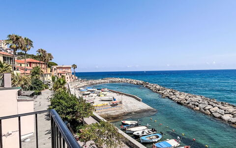 Finestra sul Mare: Gartenmöbel, Strauch, Haus, Tisch Im Freien, Möbel, Zuhause, Garten, Rasen, Hinterhof, Estate