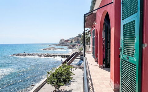 Finestra sul Mare: Gartenmöbel, Strauch, Haus, Tisch Im Freien, Möbel, Zuhause, Garten, Rasen, Hinterhof, Estate