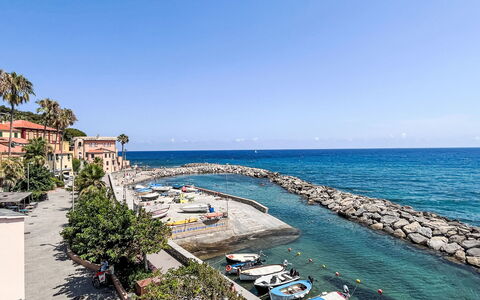 Finestra sul Mare: Gartenmöbel, Strauch, Haus, Tisch Im Freien, Möbel, Zuhause, Garten, Rasen, Hinterhof, Estate