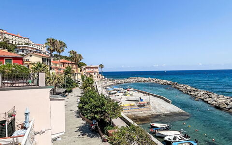 Finestra sul Mare: Gartenmöbel, Strauch, Haus, Tisch Im Freien, Möbel, Zuhause, Garten, Rasen, Hinterhof, Estate