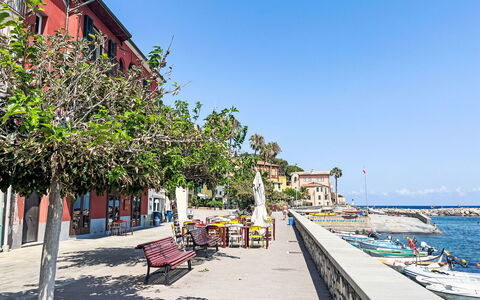 Finestra sul Mare: Gartenmöbel, Strauch, Haus, Tisch Im Freien, Möbel, Zuhause, Garten, Rasen, Hinterhof, Estate
