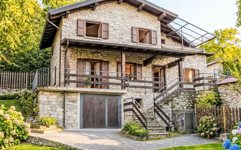Il Ghiro: Gartenmöbel, Strauch, Haus, Tisch Im Freien, Möbel, Zuhause, Garten, Rasen, Hinterhof, Estate
